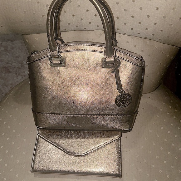 Adorable rose gold Anne Klein dome bag and similarly matching wallet - Picture 10 of 11